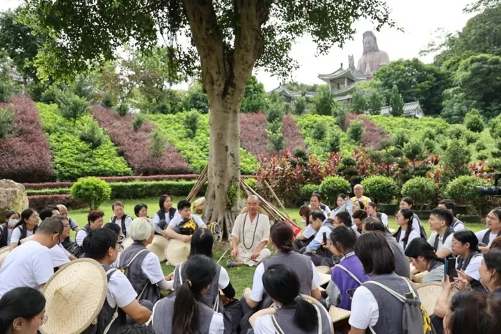 A group session at Xiqiao Mountain Baofeng Temple, pictured in its 2025 retreat notice.