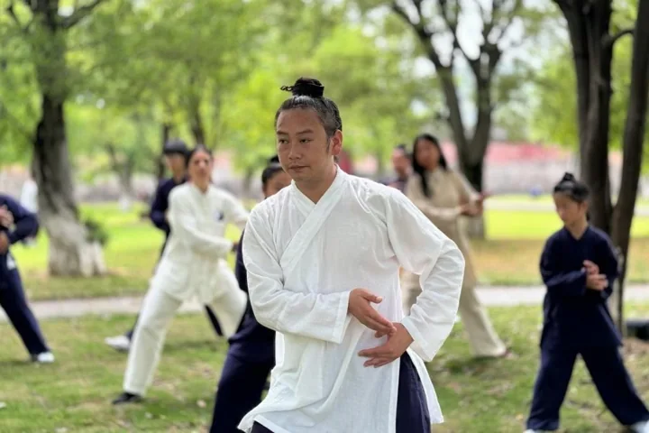 Chen Xi Jing leading outdoor practice.
