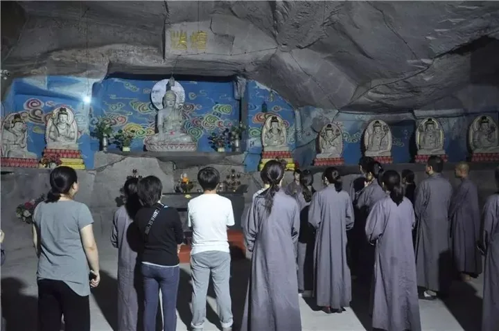 Group practice in the cave shrine at Tiantai Mountain Cien Temple, shown in a 2016 retreat account.