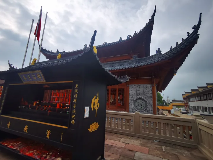 Zijiao Chan Temple in Ningbo, photographed by a local visitor in October 2025.