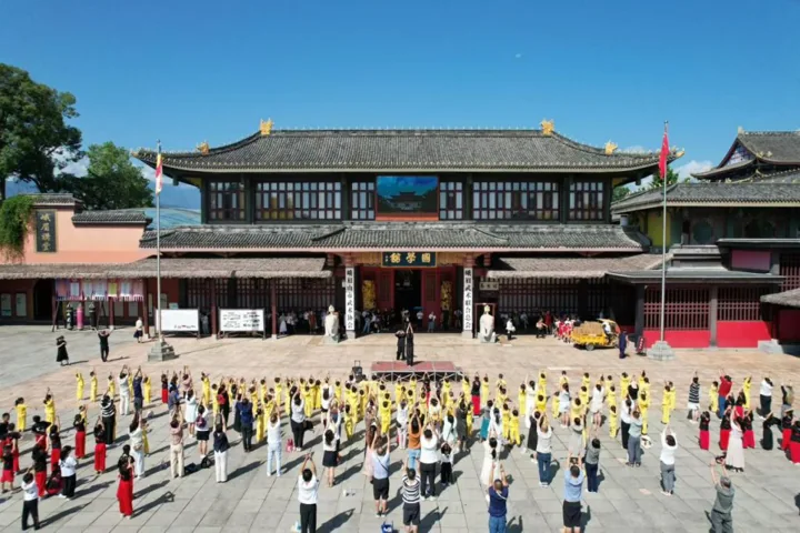 Students practise together in the courtyard of an Emei Jingwu Kungfu Academy teaching site.