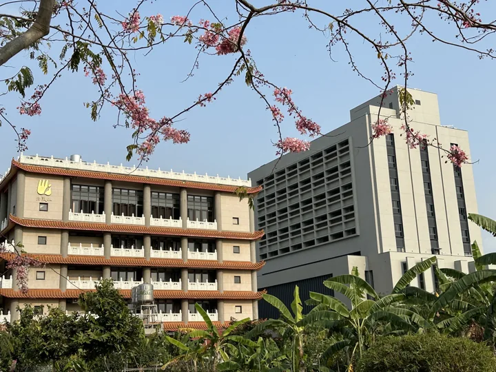 Ziyun Temple buildings with the new tall Chan hall behind the older wing.