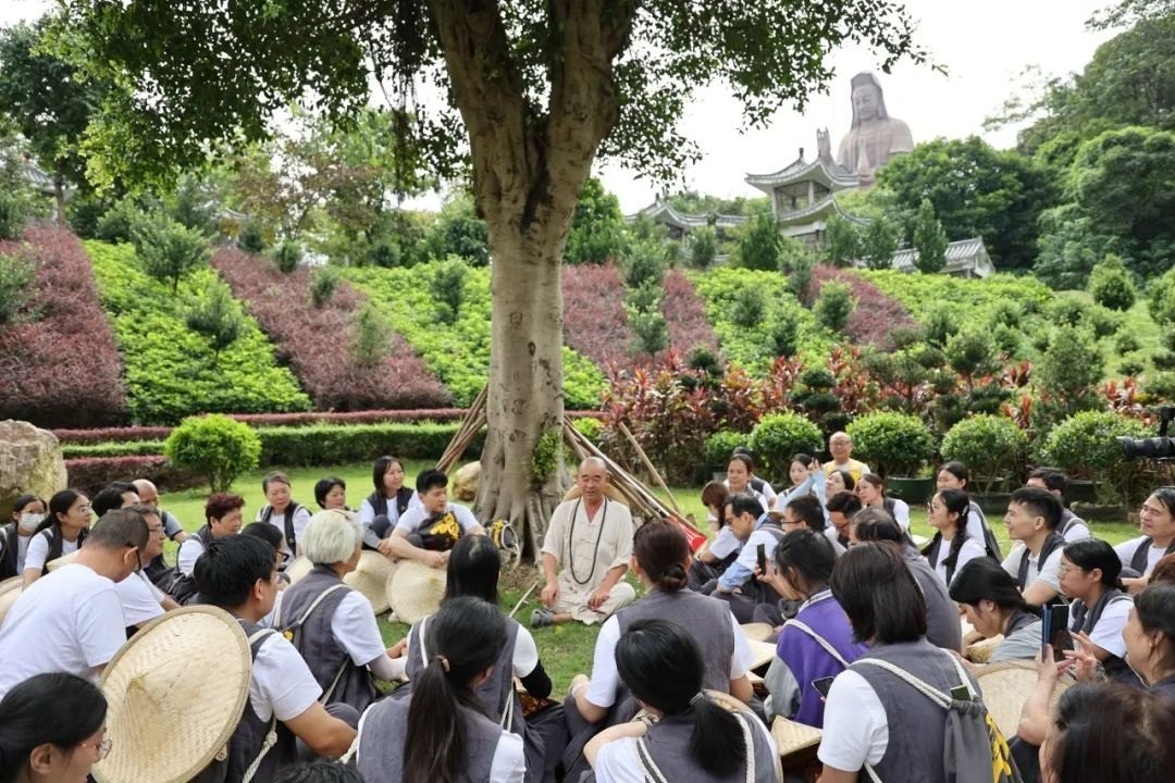 Sesión grupal en el templo Baofeng del monte Xiqiao, mostrada en su aviso de retiro de 2025.