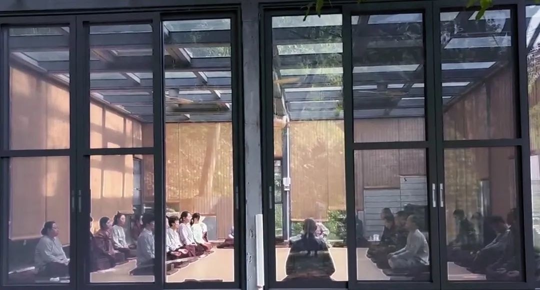 Sala de meditación acristalada del templo chan Luhu, mostrada en su aviso de retiro de mayo de 2025.