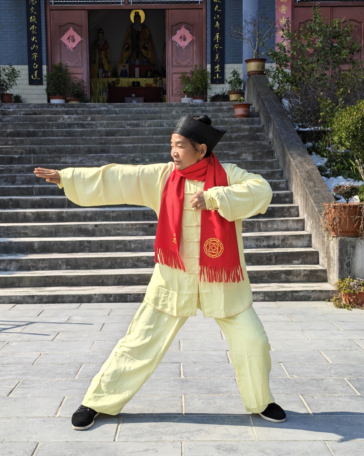 Xu Lihui praktiziert traditionelle Übungen im Huangzhong-Tempel, abgebildet von China Daily 2026.