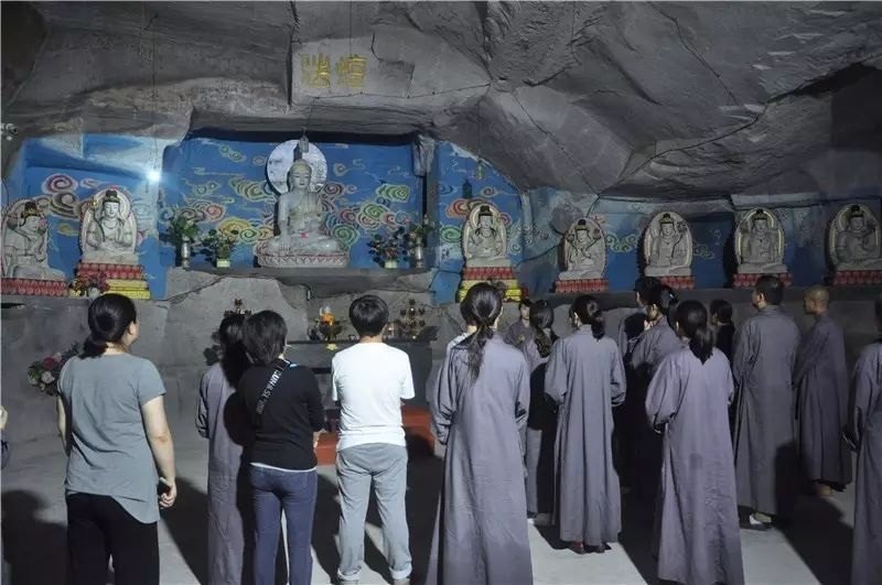 Pratica di gruppo nel santuario in grotta del tempio Cien sul monte Tiantai, illustrata in un resoconto di ritiro del 2016.