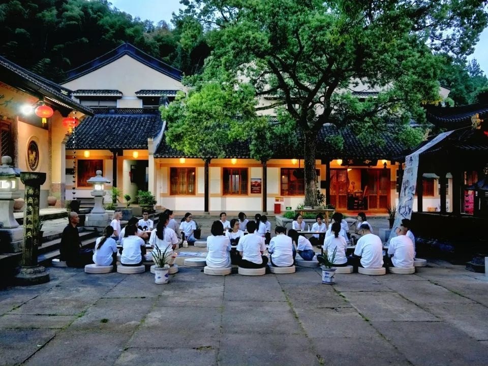An outdoor group session at Dengci Chan Temple in Xiangshan, pictured in its 2025 retreat notice.