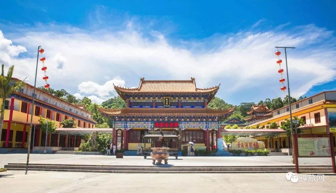Antiguo templo Jiulian en Jinzhou, Dalian, mostrado en su aviso de retiro de otoño de 2021.