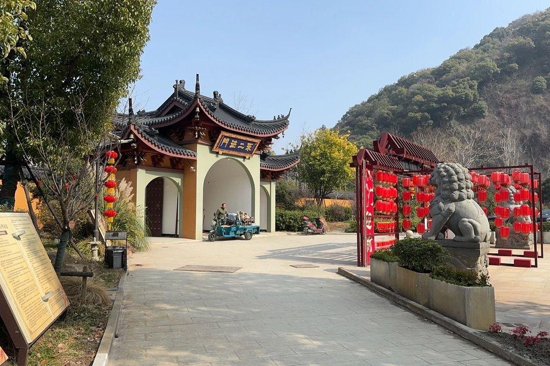 A gate at Ruifeng Chan Temple, Xiaoshan, shown on its named visitor listing.