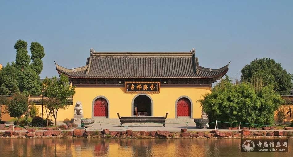 Bassin et entrée du temple chan Xianghai à Puyuan, Tongxiang, dans un portrait du temple de 2020.