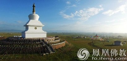 Stupa bianco e area del monastero chan Beihai, illustrati nell'invito al campo estivo 2016.