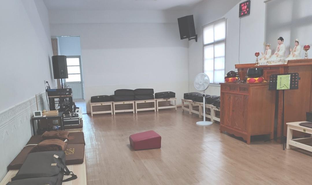 Coussins de méditation et autel dans le centre de méditation Pumen.