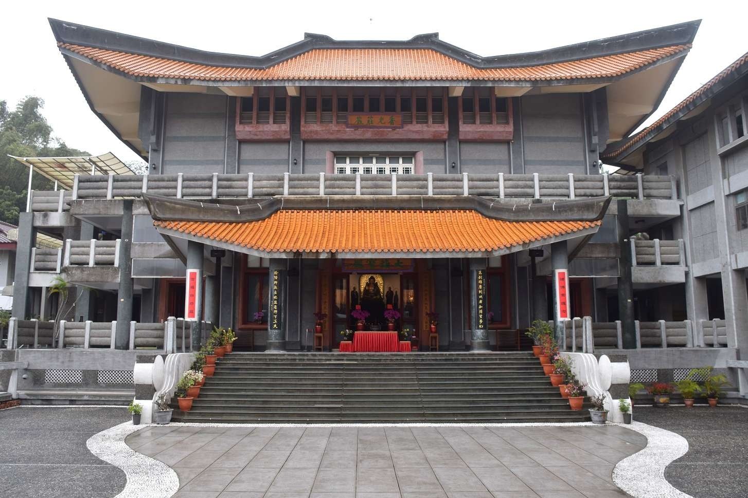 Salle principale du Bouddha du temple Xiangguang, au toit de tuiles orange.